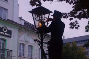 Прогулка с фонарщиком: вечерняя сказка на улице Советской 9